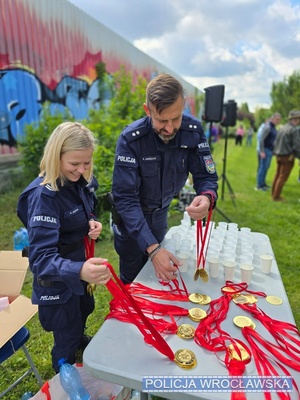 na zdjęciu dwóch policjantów układących medale