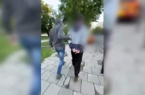 Wrocławscy policjanci zatrzymali mężczyznę, który pluł na kobiety [FILM]