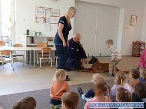 Wrocławscy policjanci z wizytą u dzieci w przedszkolu anglojęzycznym
