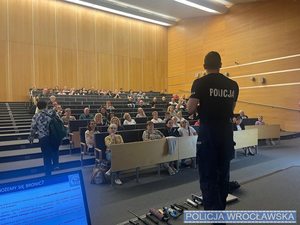 Policjanci z komendy miejskiej szkolili kadrę Politechniki Wrocławskiej z zakresu samoobrony i reagowania na sytuacje zagrożenia
