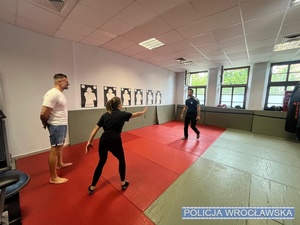 widać instruktora i dwie osoby biorące udział w zajęciach