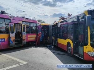 Policjanci poszukują uczestników zderzenia tramwaju z autobusem we Wrocławiu