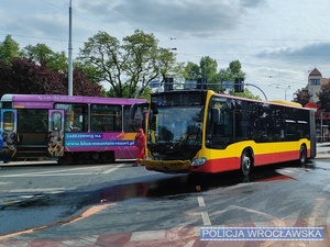 na zdjęciu widać na pierwszym palnie autobus miejski a z tyłu tramwaj