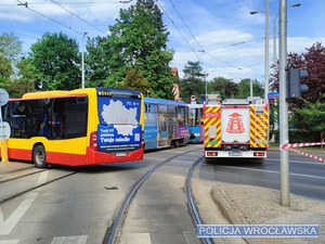 na zdjęciu widać na pierwszym planie autobus oraz pojazd straży pożarnej w tle cześć  tramwaju