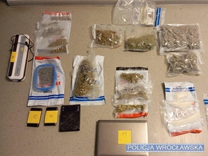 Wrocławscy policjanci zatrzymali poszukiwanego listem gończym, który miał ponad 2 kg narkotyków