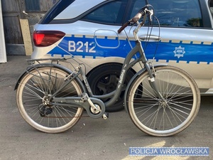 na zdjęciu widać rower i policjanta