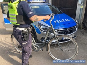 na zdjęciu widać rower i policjanta