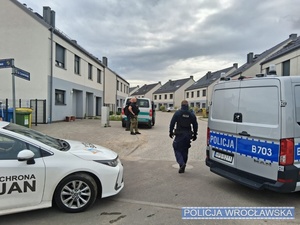 Kontrole cudzoziemców przez policjantów komendy wojewódzkiej i miejskiej we Wrocławiu we współpracy ze Strażą Graniczną w Domasławiu