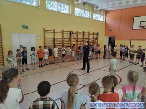 Wrocławscy policjanci spotykają się dziećmi podczas półkolonii