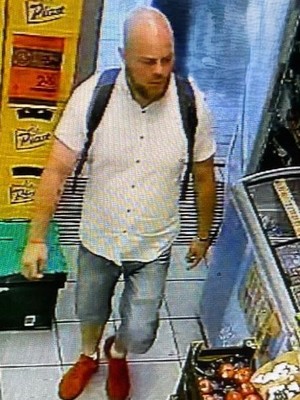 na zdjęciu widać wizerunek mężczyzny bez włosów