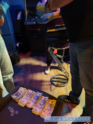 na zdjęciu widać banknoty połozone na stole
