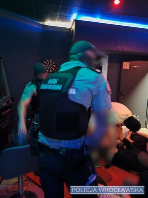 na zdjęciu widać funkcjonariusza służby celno-skarbowej