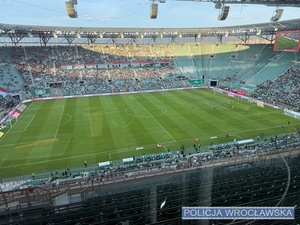 na zdjęciu widać stadion z kibicami