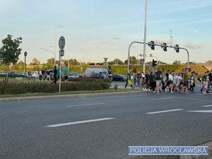na zdjęciu widać ulicę przez, którą przechodzą piesi