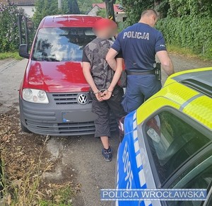 Nerwowy manewr zdradził go na drodze – policjanci zatrzymali kierowcę z narkotykami