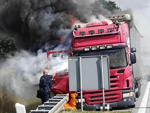 Dramatyczne chwile na A4 - policjanci ugasili płonące auto ciężarowe i nie dopuścili do pożaru okolicznych pól uprawnych. Wszystko zarejestrowały kamery nasobne mundurowych