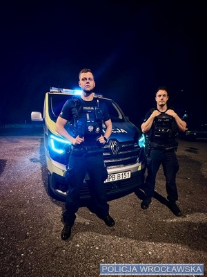 na zdjęciu widać dwóch policjantów przy radiowozie