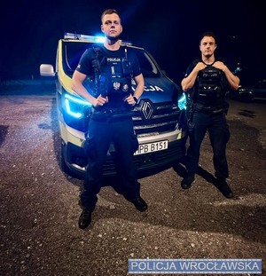 Spożywał alkohol w miejscu publicznym i dziwnie się zachowywał. Okazało się, że potrzebował pilnej pomocy medycznej, której udzielili policjanci z Komisariatu Policji Wrocław-Grabiszynek