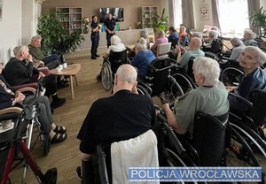 Profilaktyka przeciw oszustwom – spotkanie z seniorami przy ul. Pułaskiego 4