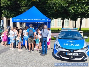 na zdjęciu widać stoisko policyjne i dzieci