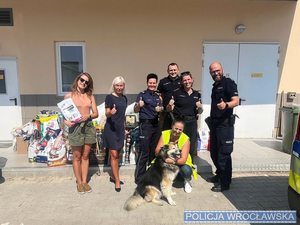 Czworonożni podopieczni schroniska przy ul. Ślazowej, kolejny raz dostali od policjantów masę prezentów, w tym blisko tonę karmy i smakołyków