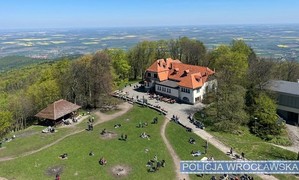 Profesjonalna reakcja dyżurnego z Komisariatu Policji w Sobótce doprowadziła do odnalezienia zagubionych turystek na Ślęży
