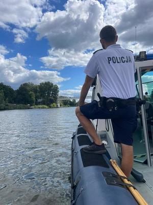 Ukradł rower i wskoczył do rzeki, przecenił swoje możliwości i został uratowany przez dolnośląskich wodniaków