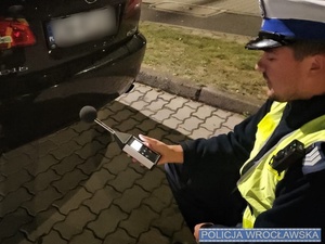 na zdjęciu widać policjanta który mierzy poziom hałasu