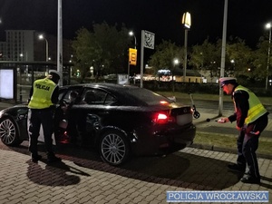 na zdjęciu widać pojazd kontrolowany przez dwóch policjantów
