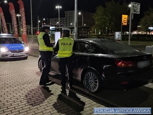na zdjęciu widać pojazd kontrolowany przez dwóch policjantów