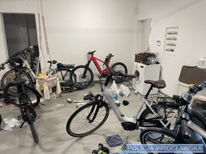 Odzyskane rowery elektryczne oraz elektronarzędzia o wartości ponad pół miliona złotych i trzech zatrzymanych mężczyzn. To efekt pracy policjantów z Wydziału Kryminalnego wrocławskiej komendy