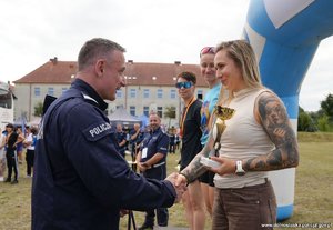 „100 lat – 100 powodów, by zadbać o siebie” – policjantka z wrocławskiej komendy miejskiej na podium podczas biegu przełajowego