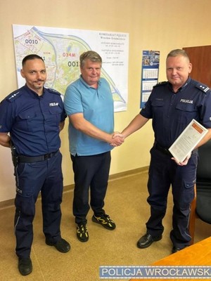 Policjanci z Komisariatu Policji Wrocław-Śródmieście odzyskali skradziony sprzęt elektroniczny ważny dla podopiecznych fundacji "Medyczna Solidarność"