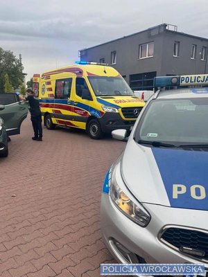 Policjanci z Komisariatu Wrocław-Psie Pole podjęli nietypową interwencję w Kątach Wrocławskich, gdzie w korku utknęło małżeństwo – mężczyzna wiózł swoją żonę, u której rozpoczęła się akcja porodowa