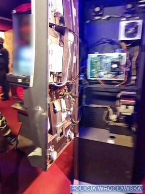 na zdjęciu widać automat od środka