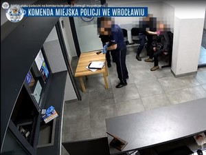 Nieoczekiwana akcja ratunkowa policjantów ze Starego Miasta - uratowali życie mężczyźnie z atakiem padaczki [film z kamery monitoringu]