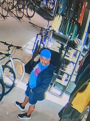 na zdjęciu widać mężczyzne w krótkich spodenkach z czapeczką z daszkiem na głowie