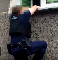 Czujność sąsiada i szybka reakcja policjantów z komisariatu Wrocław-Psie Pole uratowały życie mężczyzny