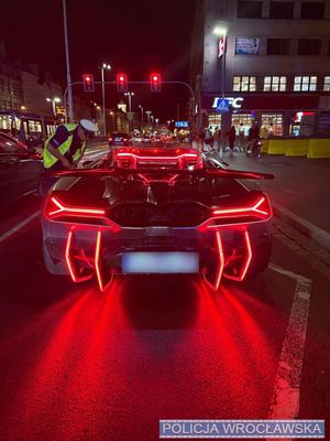 Wrocławscy policjanci zorganizowali kolejną akcję by walczyć z nadmiernym hałasem generowanym przez auta i motocykle