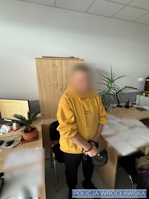 na zdjęciu widać mężczyzne w żółtej bluzie