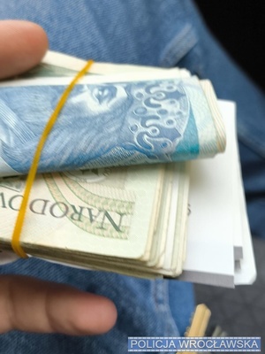 na zdjęciu widać zwinięte banknoty