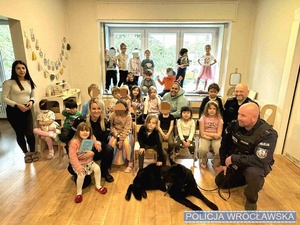 Policjanci i czworonożny bohater Koka w przedszkolu "In Harmony Preschool"