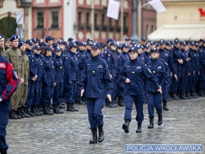 Uroczyste ślubowanie kadetów klas mundurowych na wrocławskim Rynku