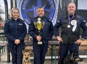 Reprezentacja funkcjonariuszy garnizonu dolnośląskiej Policji na podium Międzynarodowych Zawodów Kynologicznych zorganizowanych w Czechach