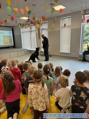 Policjanci z Komisariatu Policji Wrocław-Krzyki oraz Ogniwa Przewodników Psów Służbowych z komendy miejskiej z wizytą w przedszkolu