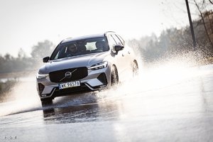 Pomagamy i chronimy – nowoczesne szkolenie dla funkcjonariuszy ruchu drogowego w ramach projektu FEnIKS