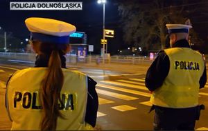 Dolnośląscy policjanci prowadzili całonocne działania wobec kierowców świadczących przewozy „na aplikację”