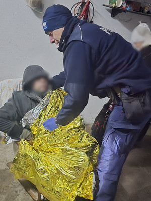 Zaginiony mężczyzna odnaleziony w stanie wychłodzenia dzięki szybkim działaniom policjantów