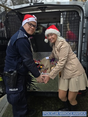 Mikołajki z wrocławską Policją – funkcjonariusze obdarowali osoby potrzebujące oraz małych pacjentów