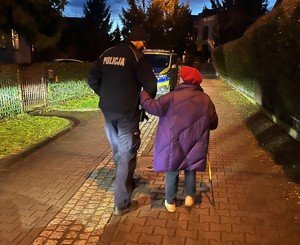 90-letnia seniorka odnaleziona - szybka reakcja personelu, rodziny i policjantów z Komisariatu Policji Wrocław-Grabiszynek